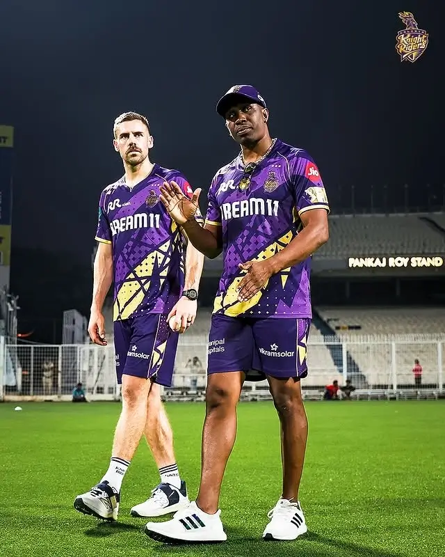 Dwayne Bravo-kkr-inspecting-weather-ipl-2025-